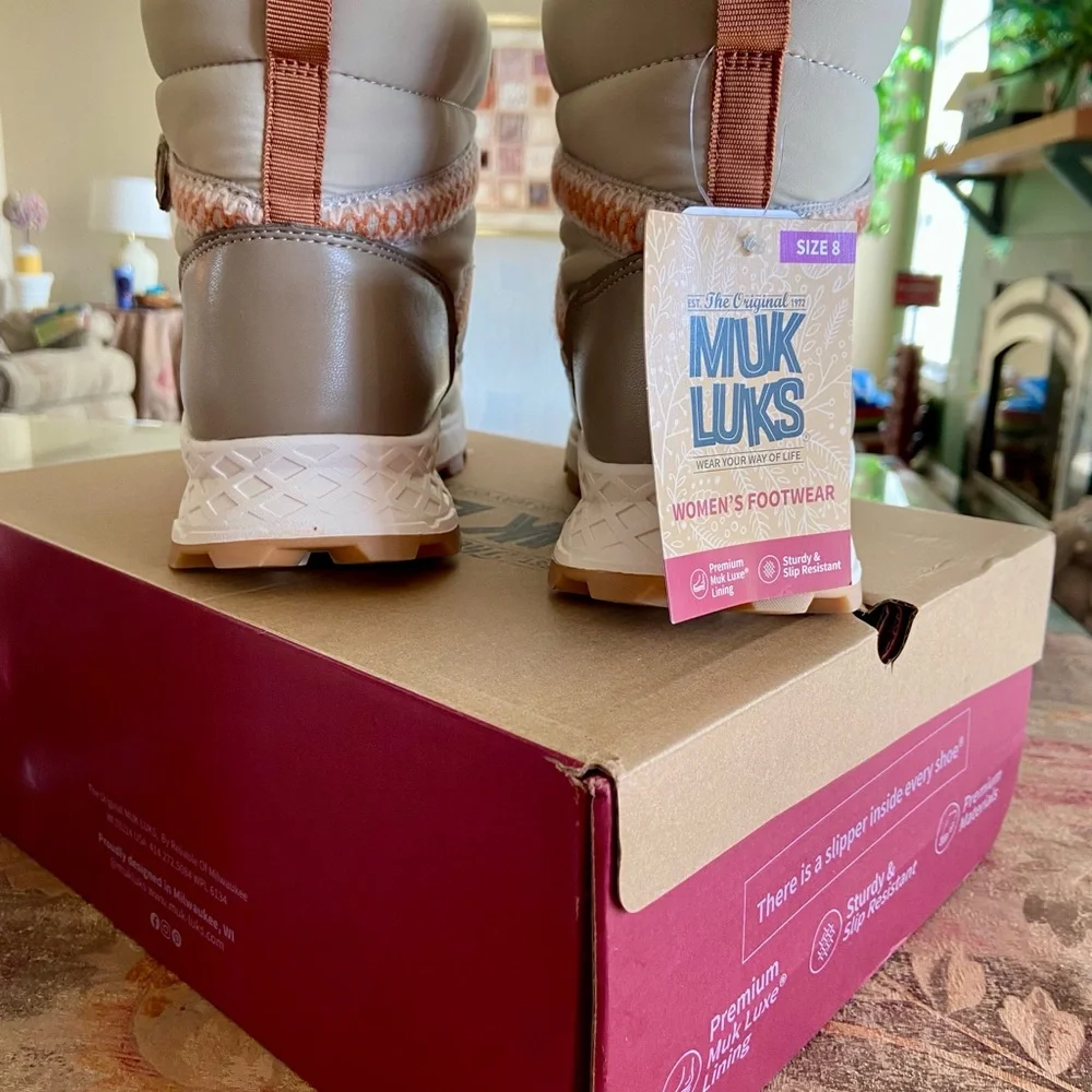 MUK LUKS All Weather Boots, Waterproof Faux-Fur Lined Quilted Wren Boots, Size 8 - Picture 3 of 9